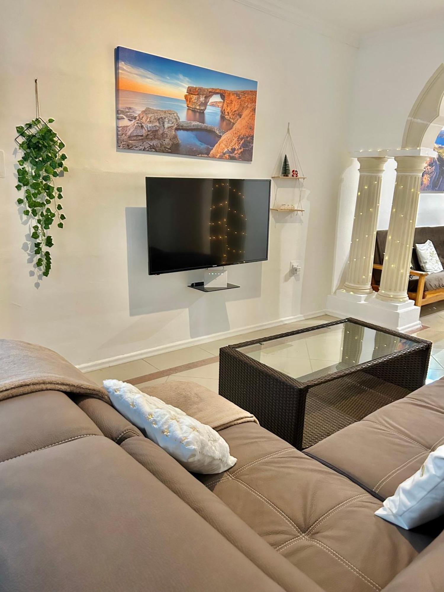 Beach Front 3-Bedroom Holiday Home Меллиеха Экстерьер фото